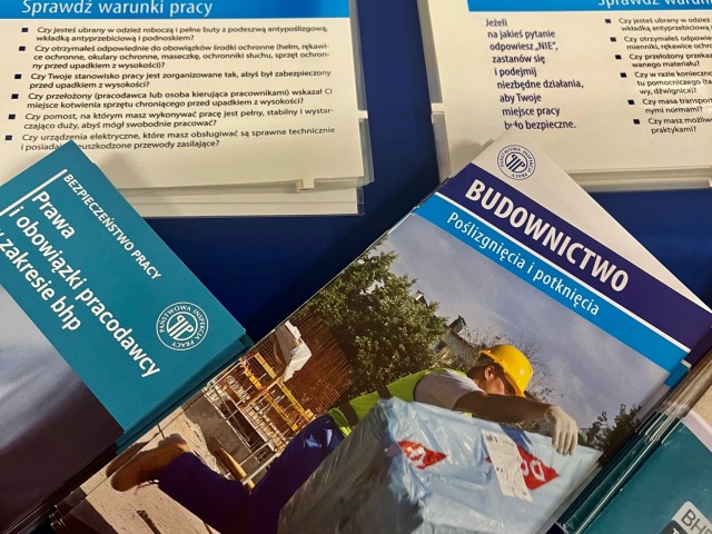 zdjęcie przedstawia wydawnictwa Państowej Inspekcji Pracy ."Prawa i obowiązki pracodawcy w zakresie bhp" oraz "Budownictwo - poślizgnięcia i potknięcia"